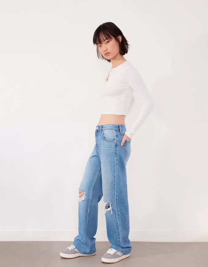 Slitna 90-talsjeans med vida ben Slitna 90-talsjeans med vida ben