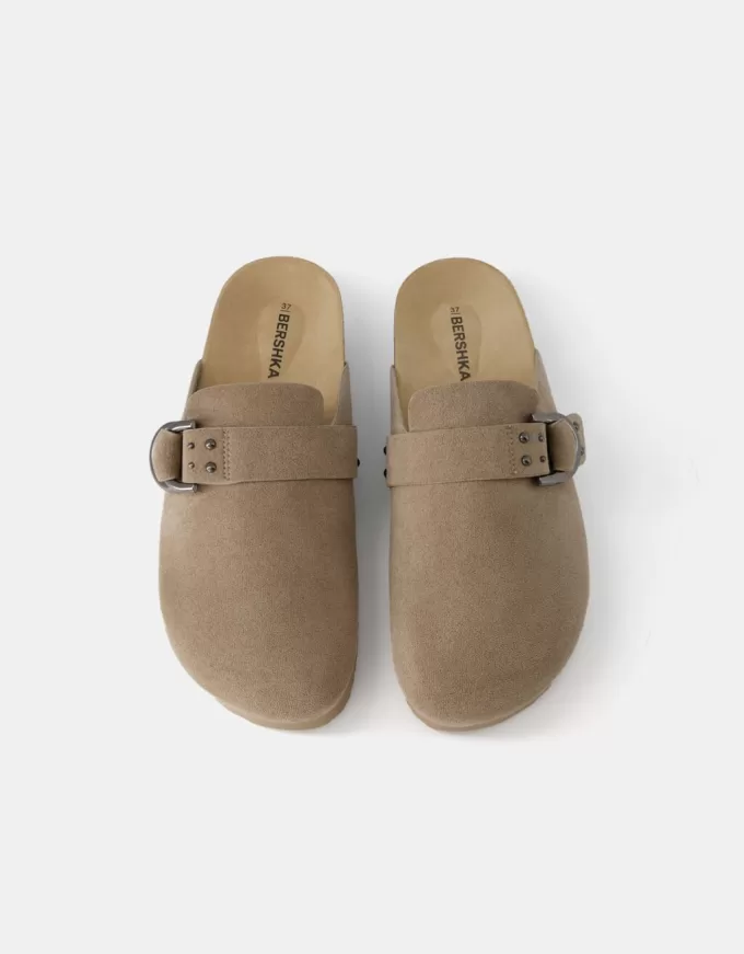 Spännade träskor med dubbdetaljer Spännade träskor med dubbdetaljer