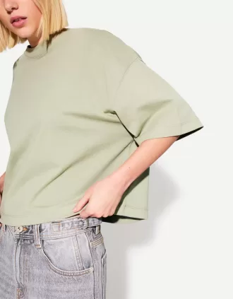 T-shirt med kort ärm och kortärmad passform i kraftig bomull