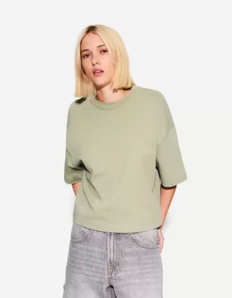 T-shirt med kort ärm och kortärmad passform i kraftig bomull
