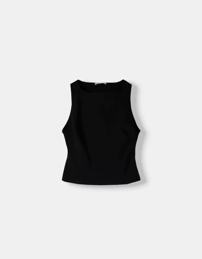 Topp med knuten detalj bak Topp med knuten detalj bak