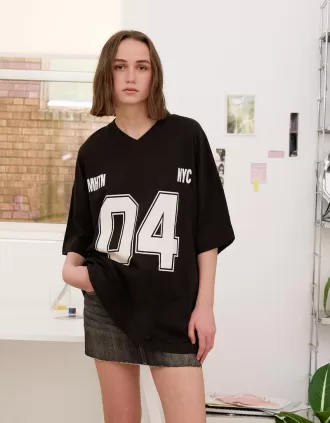 Tryckt kortärmad T-shirt med V-ringad