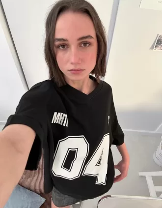 Tryckt kortärmad T-shirt med V-ringad