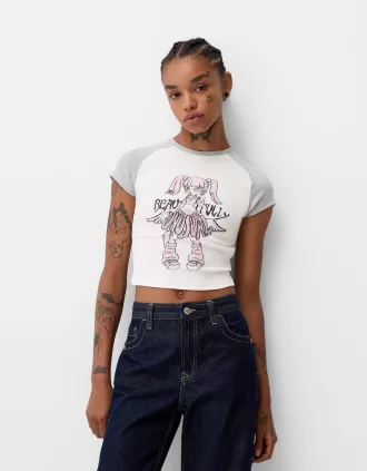 Tryckt t-shirt med korta raglanärmar