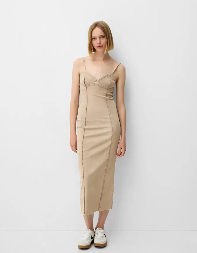 Twill midiklänning med axelband och sömdetaljer Twill midiklänning med axelband och sömdetaljer