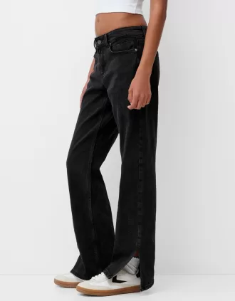 Utsvängda jeans med delad fåll