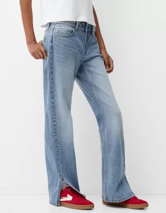 Utsvängda jeans med delad fåll