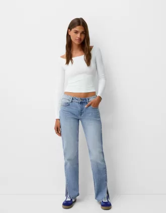 Utsvängda jeans med delad fåll
