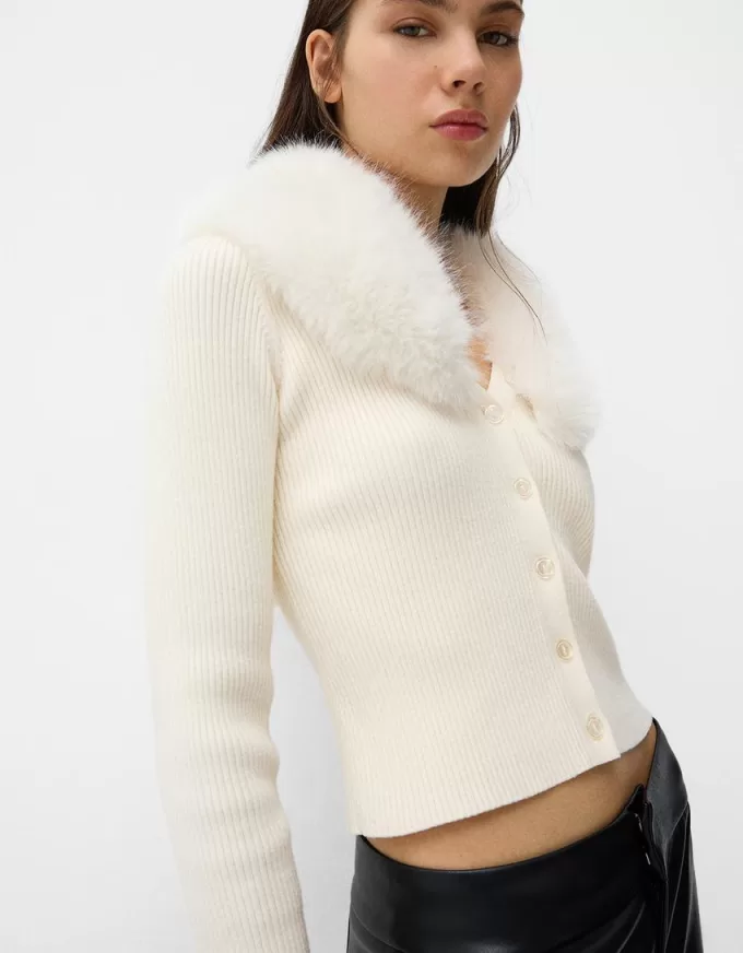 V-ringad cardigan med fuskpäls V-ringad cardigan med fuskpäls