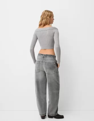 V-ringad off-shoulder tröja