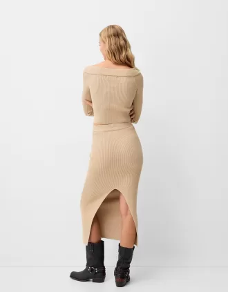V-ringad off-shoulder tröja