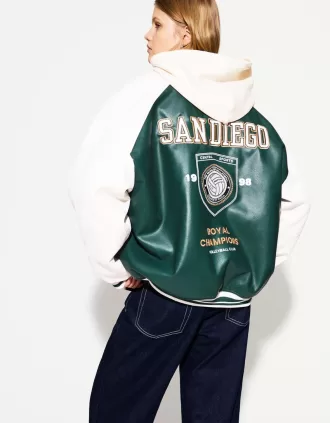 Varsity jacka i konstläder