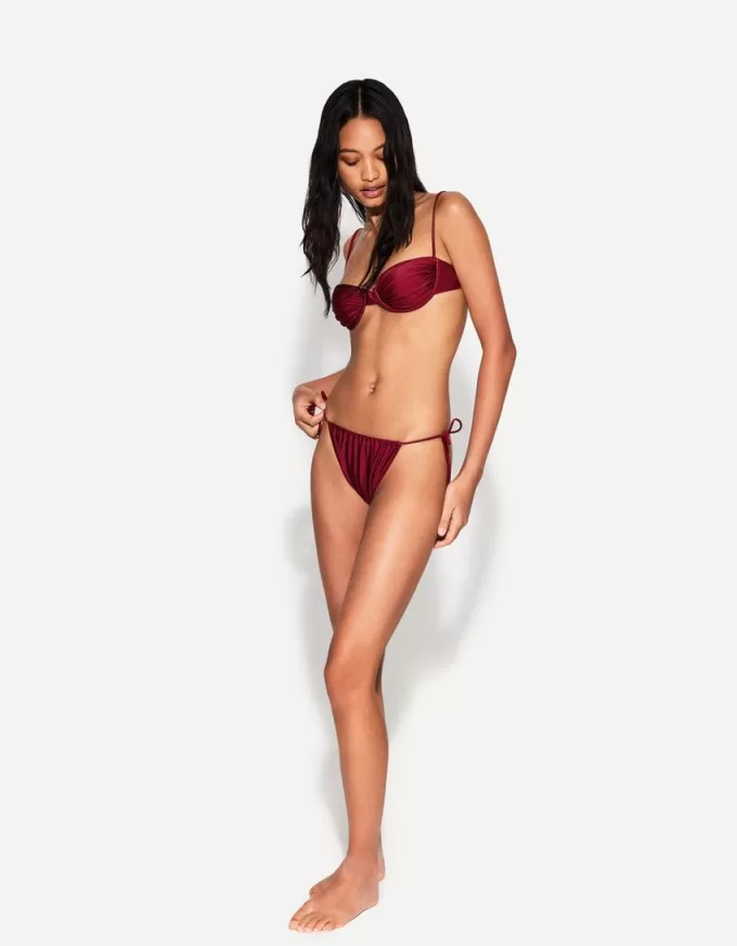 Vinröd bikinitrosa med rosett Vinröd bikinitrosa med rosett