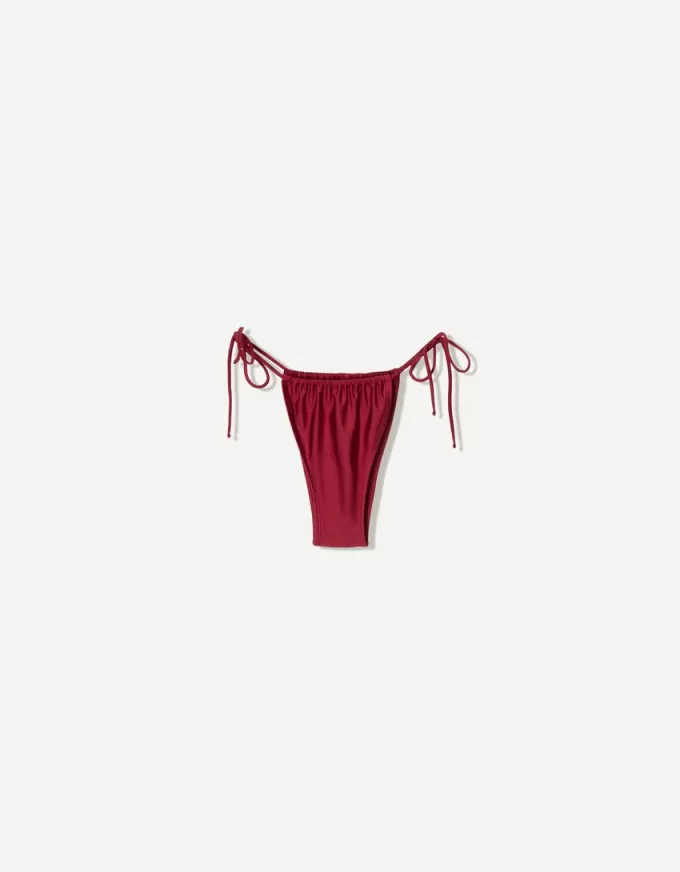Vinröd bikinitrosa med rosett Vinröd bikinitrosa med rosett