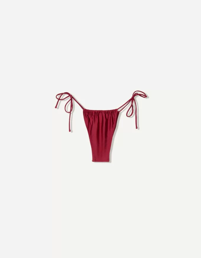 Vinröd bikinitrosa med rosett Vinröd bikinitrosa med rosett